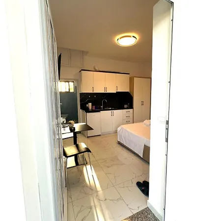 Taku Hotel Wlora
