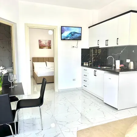 Taku Hotel Wlora